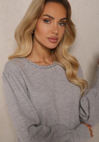 Renee - Szary Sweter z Modalem i Wiskozą Ozdobiony Bufiastymi Rękawami i Splotem przy Dekolcie Enareth. Okazja: na co dzień. Kolor: szary. Materiał: wiskoza. Wzór: aplikacja, ze splotem. Styl: klasyczny, elegancki, casual #4
