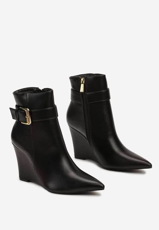 Born2be - Czarne Eleganckie Botki na Koturnie z Noskiem w Szpic Zdobione Klamerką przy Cholewce Viarwen. Okazja: na co dzień. Nosek buta: szpiczasty. Kolor: czarny. Materiał: wełna, jeans. Szerokość cholewki: normalna. Wzór: aplikacja. Obcas: na koturnie. Styl: elegancki