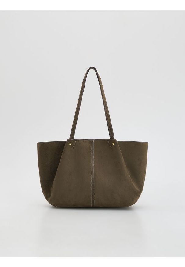 Reserved - Torebka shopper z imitacji zamszu - oliwkowy. Kolor: oliwkowy. Materiał: zamszowe