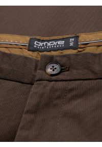 Ombre Clothing - Spodnie męskie chino REGULAR FIT z delikatną strukturą – brązowe V3 - Rozmiar: M. Okazja: na co dzień. Kolor: brązowy. Materiał: tkanina, elastan, bawełna. Styl: klasyczny, casual