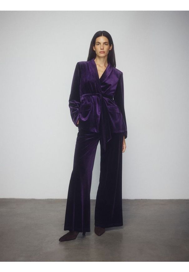 Reserved - Spodnie z szerokimi nogawkami - ciemnofioletowy. Kolor: fioletowy. Materiał: tkanina, welur