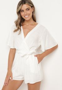 Born2be - Biały Bawełniany Kombinezon z Kopertowym Dekoltem i Materiałowym Paskiem w Talii Viklie. Kolor: biały. Materiał: bawełna, materiał. Długość rękawa: krótki rękaw. Długość: krótkie. Styl: elegancki #1