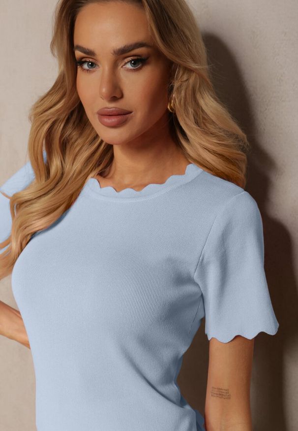 Renee - Niebieska Dzianinowa Bluzka z Nieregularnymi Krawędziami Datria. Kolor: niebieski. Materiał: dzianina