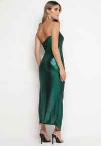 Born2be - Ciemnozielona Asymetryczna Sukienka Maxi z Metalicznym Połyskiem i Marszczeniami Osima. Kolor: zielony. Długość rękawa: na ramiączkach. Wzór: aplikacja. Typ sukienki: asymetryczne. Długość: maxi #4
