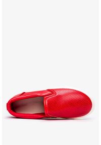 Casu - Czerwone buty sportowe slip on ażurowe casu 29371. Zapięcie: bez zapięcia. Kolor: czerwony. Wzór: ażurowy. Styl: sportowy