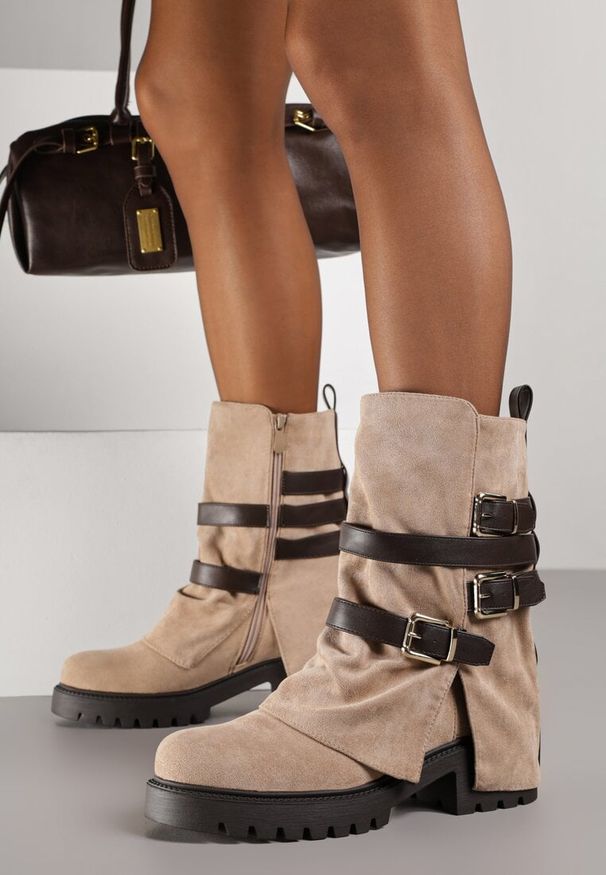 Renee - Ciemnobeżowe Botki Bikery Ozdobione Klamrami i Wywiniętą Cholewką Seride. Okazja: na co dzień. Zapięcie: klamry. Kolor: beżowy. Materiał: jeans, wełna, skóra. Szerokość cholewki: normalna. Wzór: aplikacja. Styl: casual