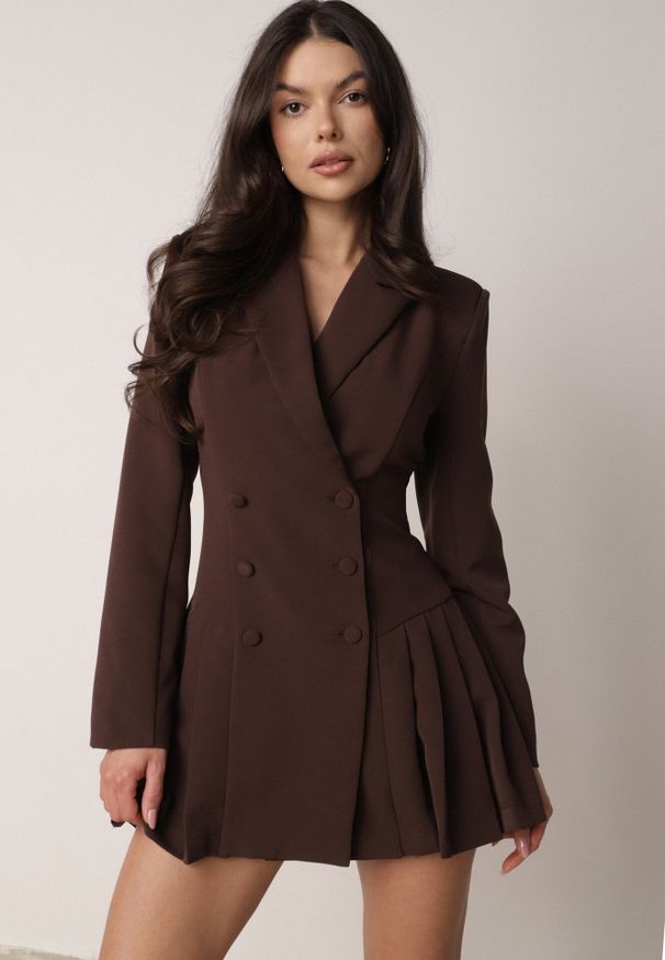 Born2be - Brązowa Sukienka o Kroju Marynarki VICES z Poduszkami w Ramionach Serlina. Okazja: na co dzień. Kolor: brązowy. Styl: casual, elegancki, klasyczny