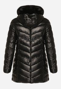 Born2be - Czarna Pikowana Kurtka z Kapturem z Futerkiem Zorria. Typ kołnierza: kaptur. Kolekcja: plus size. Kolor: czarny. Materiał: futro. Wzór: aplikacja #6