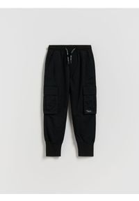 Reserved - Spodnie jogger cargo - czarny. Kolor: czarny. Materiał: bawełna, tkanina #1