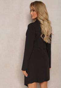 Renee - Czarna Mini Sukienka z Plisami i Kopertowym Dekoltem Ozdobiona Guzikami Eiloni. Okazja: na co dzień. Kolor: czarny. Wzór: aplikacja. Typ sukienki: kopertowe. Styl: casual. Długość: mini #5
