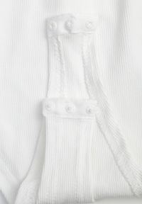 Renee - Białe Body z Bawełny na Ramiączkach z Ozdobną Falbanką przy Dekolcie Sanadia. Kolor: biały. Materiał: bawełna. Długość rękawa: na ramiączkach. Styl: elegancki, klasyczny #8