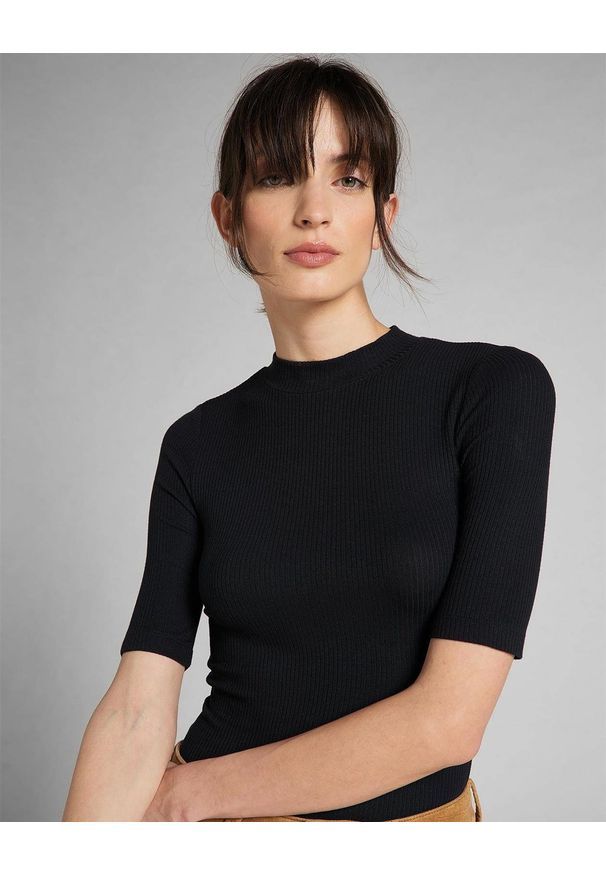 Lee - LEE RIBBED SS TEE DAMSKA BLUZKA KRÓTKI RĘKAW BLACK L40IRD01 112140008. Długość rękawa: krótki rękaw. Długość: krótkie