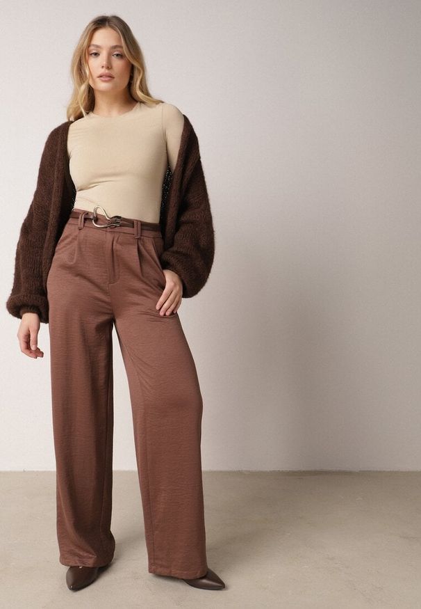 Born2be - Brązowe Szerokie Spodnie z Wysokim Stanem z Domieszką Bawełny i Geometryczną Klamrą Syliteia. Okazja: na co dzień. Stan: podwyższony. Kolor: brązowy. Materiał: bawełna. Wzór: geometria. Styl: casual