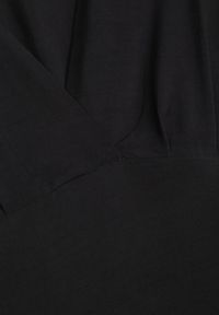 Renee - Czarna Taliowana Sukienka Mini Ozdobiona Falbankami Salleni. Okazja: na co dzień. Typ kołnierza: kołnierz z falbankami. Kolor: czarny. Materiał: wiskoza. Wzór: aplikacja. Styl: casual. Długość: mini #6