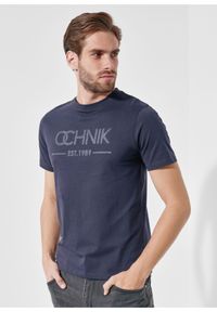 Ochnik - Granatowy T-shirt męski z logo. Kolor: niebieski. Materiał: bawełna. Długość: krótkie. Wzór: nadruk #2