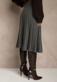 Renee - Ciemnoszara Dzianinowa Spódnica Plisowana o Rozkloszowanym Kroju Tuswia. Okazja: na co dzień. Stan: podwyższony. Kolor: szary. Materiał: dzianina. Wzór: aplikacja. Styl: klasyczny, casual #4