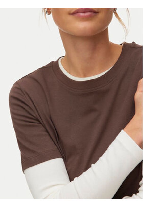 Vero Moda T-Shirt Paulina 10316991 Brązowy Regular Fit. Kolor: brązowy. Materiał: bawełna