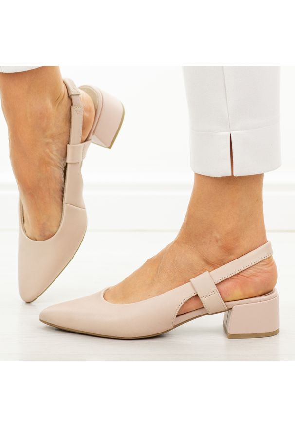 Beżowe skórzane czółenka damskie T.Sokolski 536. Okazja: na co dzień, do pracy. Zapięcie: pasek. Kolor: beżowy. Materiał: skóra. Sezon: wiosna, lato, jesień. Obcas: na obcasie. Styl: casual, klasyczny, elegancki. Wysokość obcasa: średni