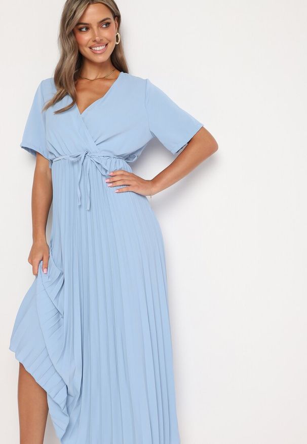 Born2be - Niebieska Sukienka Plisowana Maxi z Wiązanym Paskiem Dianiza. Kolor: niebieski. Materiał: materiał. Długość: maxi