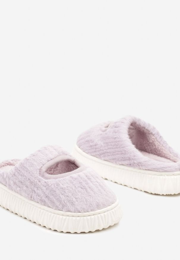 Born2be - Fioletowe Kapcie z Pluszowego Futerka z Wycięciem Tamielle. Okazja: do domu, na imprezę. Zapięcie: bez zapięcia. Kolor: fioletowy. Materiał: futro. Styl: elegancki