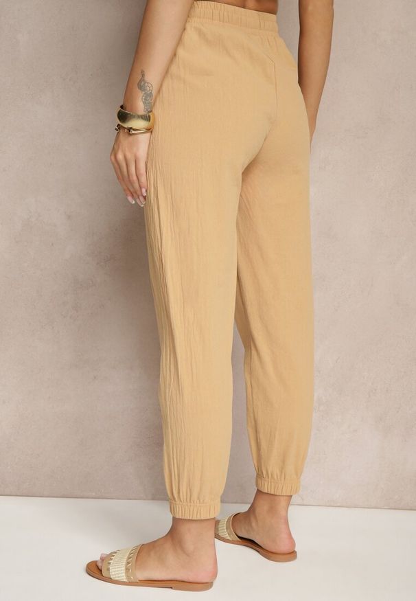 Renee - Ciemnobeżowe Spodnie Joggery z Bawełny High Waist ze Sznurowaniem Xarvania. Okazja: na co dzień. Stan: podwyższony. Kolor: brązowy. Materiał: bawełna. Styl: casual