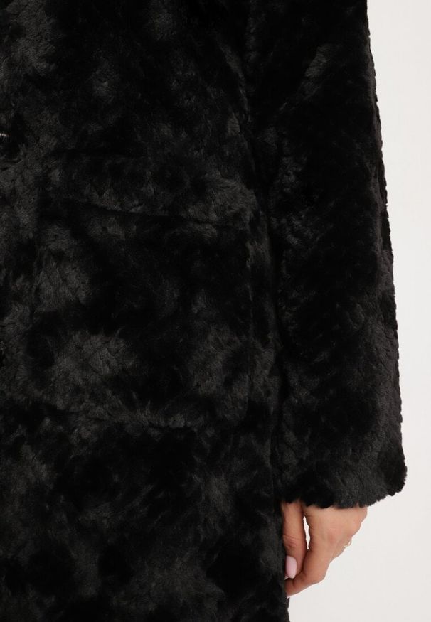 Born2be - Czarny Płaszcz z Pikowanym Futerkiem i Wsuwanymi Kieszeniami Vertika. Okazja: na co dzień. Kolor: czarny. Materiał: futro. Długość rękawa: długi rękaw. Długość: długie. Styl: wizytowy, casual