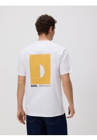 Reserved - T-shirt comfort z nadrukiem na plecach - biały. Kolor: biały. Materiał: dzianina, bawełna. Wzór: nadruk #1