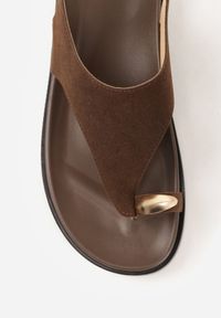 Born2be - Brązowe Sandały w Typie Japonek z Imitacji Zamszu ze Sprzączką Arieslyn. Okazja: na co dzień. Zapięcie: sprzączka. Kolor: brązowy. Materiał: zamsz. Styl: casual #5