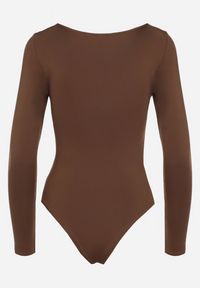 Born2be - Brązowe Body z Wiskozą Usztywnianymi Miseczkami i Metalową Aplikacją Alumira. Kolor: brązowy. Materiał: wiskoza. Długość rękawa: długi rękaw. Długość: długie. Wzór: aplikacja. Styl: elegancki