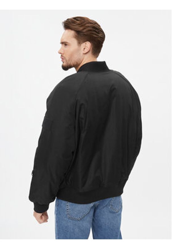 Calvin Klein Jeans Kurtka bomber J30J324070 Czarny Relaxed Fit. Kolor: czarny. Materiał: syntetyk