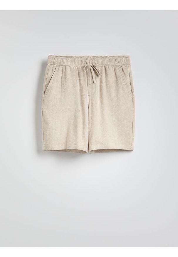 Reserved - Szorty regular z lnem - beżowy. Kolor: beżowy. Materiał: len