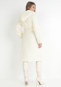 Born2be - Biały Futrzany Płaszcz Wiązany w Pasie Jelave. Kolor: biały. Materiał: futro. Sezon: jesień, zima