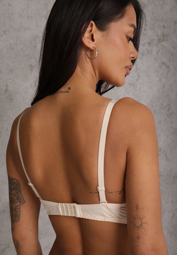 Renee - Jasnobeżowy Koronkowy Biustonosz Ozdobiony Kokardą Falzedia. Kolor: beżowy. Materiał: koronka. Rodzaj stanika: odpinane ramiączka. Wzór: aplikacja