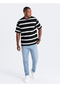 Ombre Clothing - Męskie spodnie jeansowe CARROT FIT z delikatnymi przetarciami – jasnoniebieskie V2. Okazja: na co dzień. Kolor: niebieski. Materiał: jeans. Wzór: aplikacja. Styl: casual #7