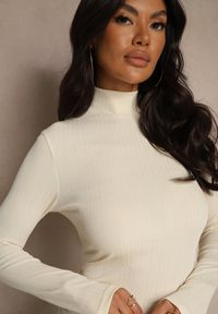 Renee - Beżowa Klasyczna Bluzka Longsleeve z Golfem Raleia. Okazja: na co dzień. Typ kołnierza: golf. Kolor: beżowy. Długość rękawa: długi rękaw. Styl: klasyczny #3