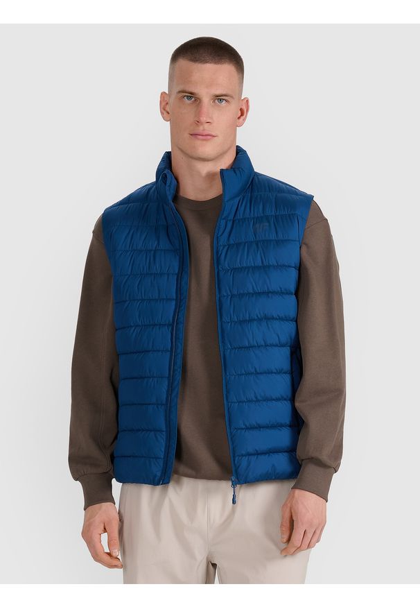4f - 4F Bezrękawnik puchowy z wypełnieniem syntetycznym męski - granatowy S. Okazja: na co dzień. Typ kołnierza: kołnierzyk stójkowy, kaptur. Kolor: niebieski. Materiał: syntetyk, puch. Długość rękawa: bez rękawów. Długość: długie. Styl: casual, klasyczny, sportowy