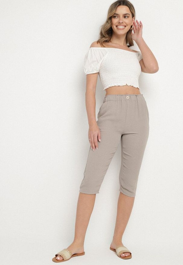 Born2be - Ciemnobeżowe Spodnie Capri z Bawełną i Wysokim Stanem Galirosa. Okazja: na spacer, na co dzień. Stan: podwyższony. Kolor: beżowy. Materiał: bawełna. Styl: casual, elegancki