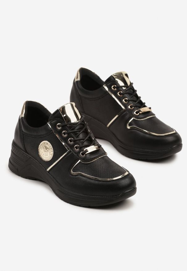 Renee - Czarne Sneakersy Ozdobione Metalicznymi Aplikacjami Hellevia. Okazja: na co dzień. Kolor: czarny. Materiał: jeans. Wzór: aplikacja