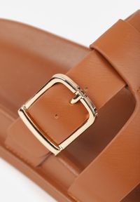 Born2be - Brązowe Klapki na Płaskiej Podeszwie z Paskiem z Klamerką Ylindra. Okazja: na co dzień, na randkę. Kolor: brązowy. Materiał: jeans. Obcas: na płaskiej podeszwie. Styl: casual, elegancki #7