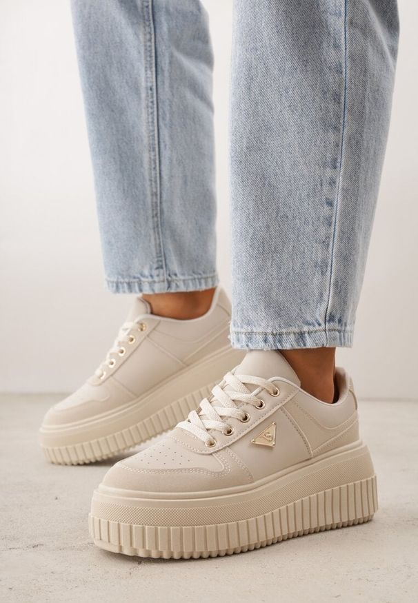 Renee - Beżowe Chunky Sneakersy z Trójkątną Aplikacją VICES na Platformie Cezaline. Kolor: beżowy. Materiał: jeans. Wzór: aplikacja. Obcas: na platformie