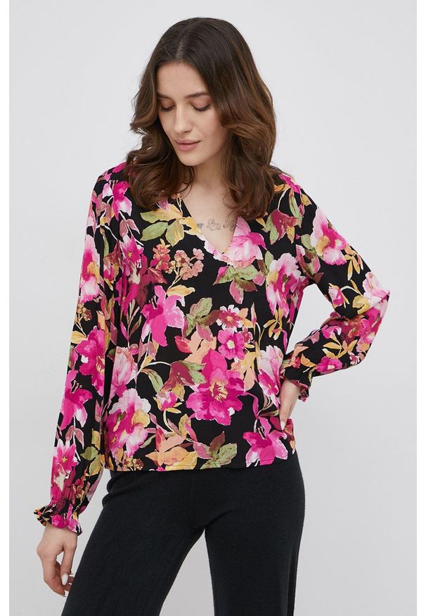 Vero Moda Bluzka damska kolor różowy w kwiaty. Okazja: na co dzień. Kolor: różowy. Materiał: tkanina, materiał, wiskoza. Wzór: kwiaty. Styl: casual