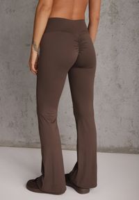 Renee - Brązowe Legginsy Flare High Waist Ozdobione z Tyłu Modelującym Marszczeniem Deinoreia. Okazja: na co dzień. Stan: podwyższony. Kolor: brązowy. Wzór: aplikacja. Styl: elegancki, casual #4