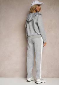 Renee - Szary Komplet Dresowy Spodnie Ozdobione Napisami Bluza na Suwak z Kapturem Semiraella. Kolor: szary. Materiał: dresówka. Wzór: aplikacja, napisy. Sport: turystyka piesza, fitness
