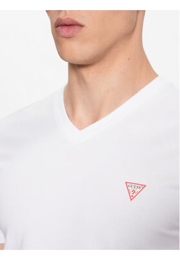 Guess T-Shirt M2YI32 J1314 Biały Slim Fit. Kolor: biały. Materiał: bawełna