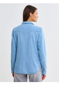 Big-Star - Koszula damska jeansowa na zatrzaski błękitna Arana 110. Typ kołnierza: kołnierzyk klasyczny. Kolor: niebieski. Materiał: jeans. Wzór: aplikacja. Styl: klasyczny, elegancki