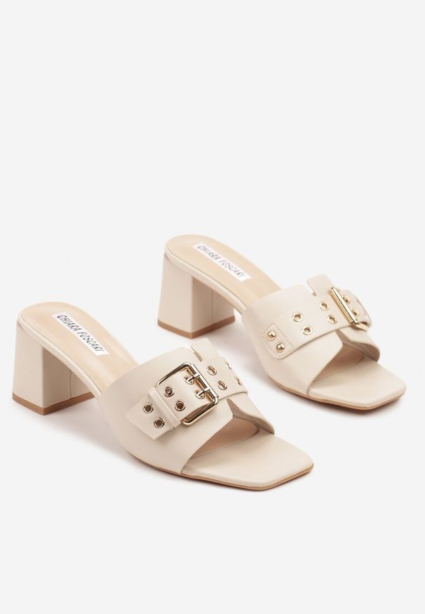 Renee - Beżowe Klapki na Słupkowym Obcasie w Rockowym Stylu ze Sprzączką Marenetia. Okazja: na co dzień. Kolor: beżowy. Materiał: jeans, skóra, satyna. Wzór: aplikacja. Obcas: na obcasie. Styl: rockowy. Wysokość obcasa: średni