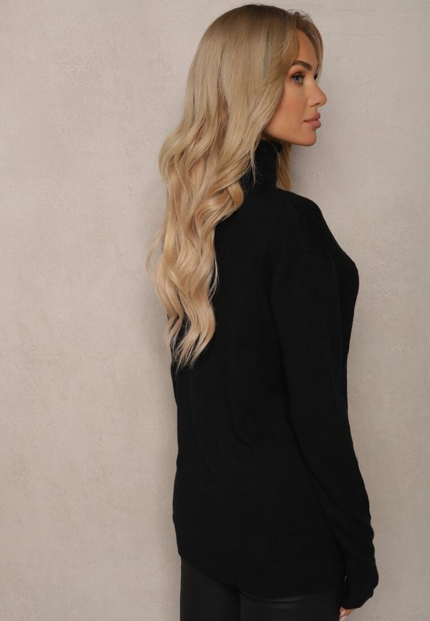 Renee - Czarny Prążkowany Golf z Bawełną o Klasycznym Kroju Inoriaea. Okazja: do pracy, na spotkanie biznesowe. Typ kołnierza: golf. Kolor: czarny. Materiał: bawełna, prążkowany. Długość rękawa: długi rękaw. Długość: długie. Styl: klasyczny