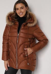 Born2be - Brązowa Pikowana Kurtka o Trapezowym Kroju z Kapturem i Odpinanym Futerkiem Deolaine. Okazja: na co dzień. Typ kołnierza: kaptur. Kolor: brązowy. Materiał: futro. Długość rękawa: długi rękaw. Długość: długie. Styl: elegancki, casual #1