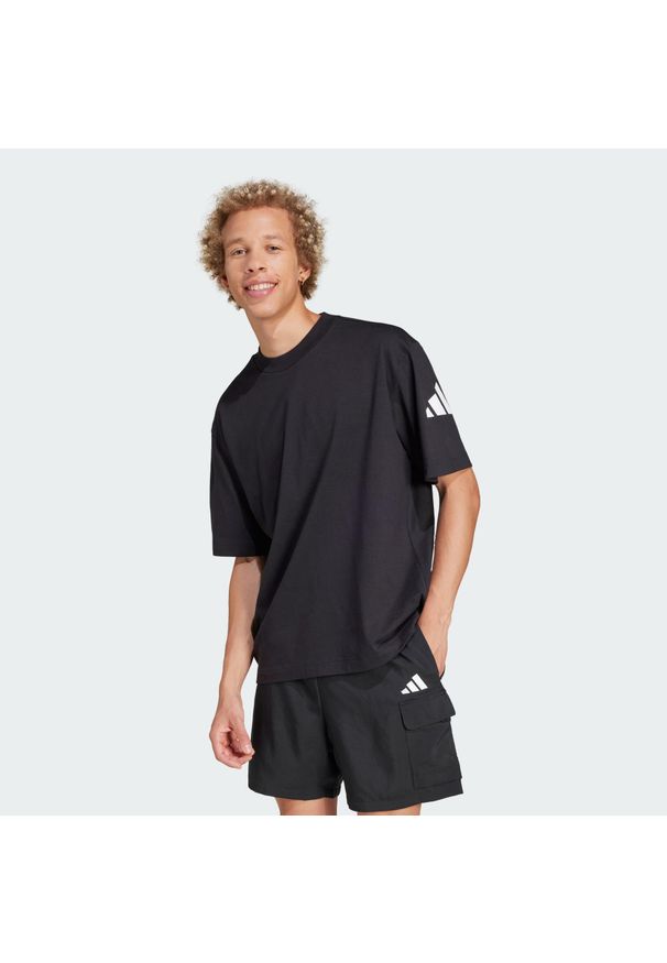 Adidas - Koszulka Essentials Loose Fit 3 Bar Logo. Kolor: wielokolorowy, czarny, biały. Materiał: bawełna