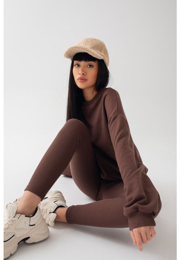 Marsala - Legginsy damskie z prążkowanej dzianiny w kolorze CACAO BROWN - HIPS-M. Okazja: na co dzień. Materiał: dzianina, prążkowany. Styl: sportowy, casual